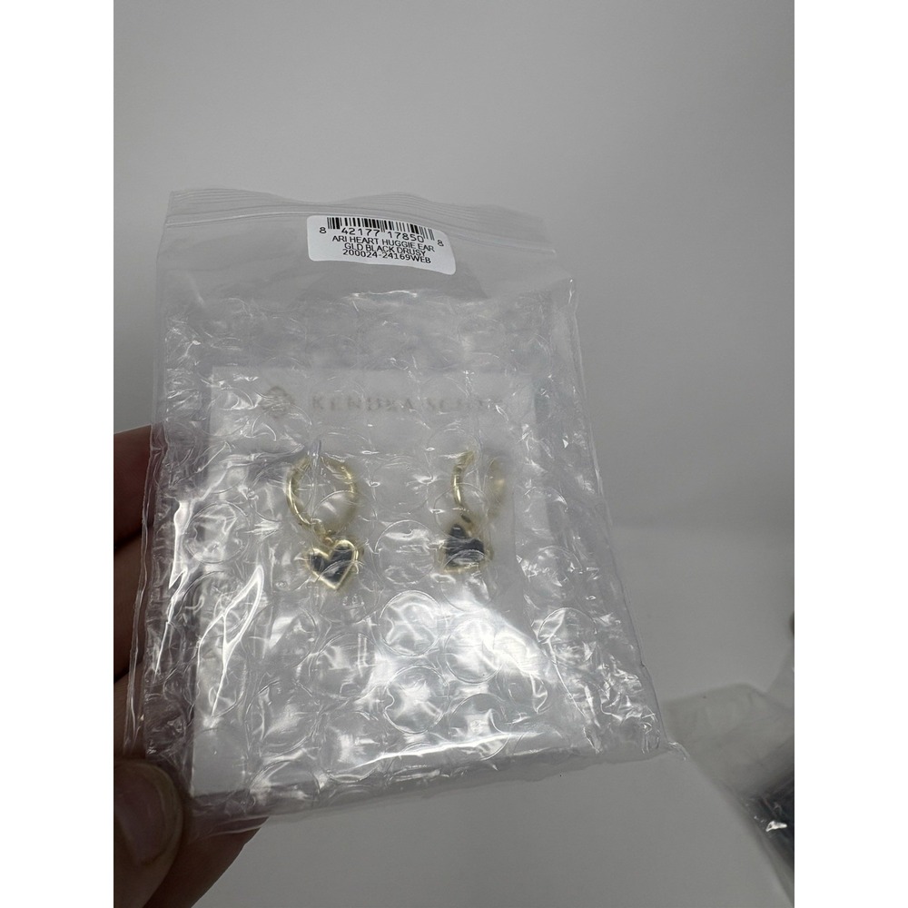 Kendra Scott Ari Heart Gold Huggie Earrings in Black Drusy - Picture 6 of 6